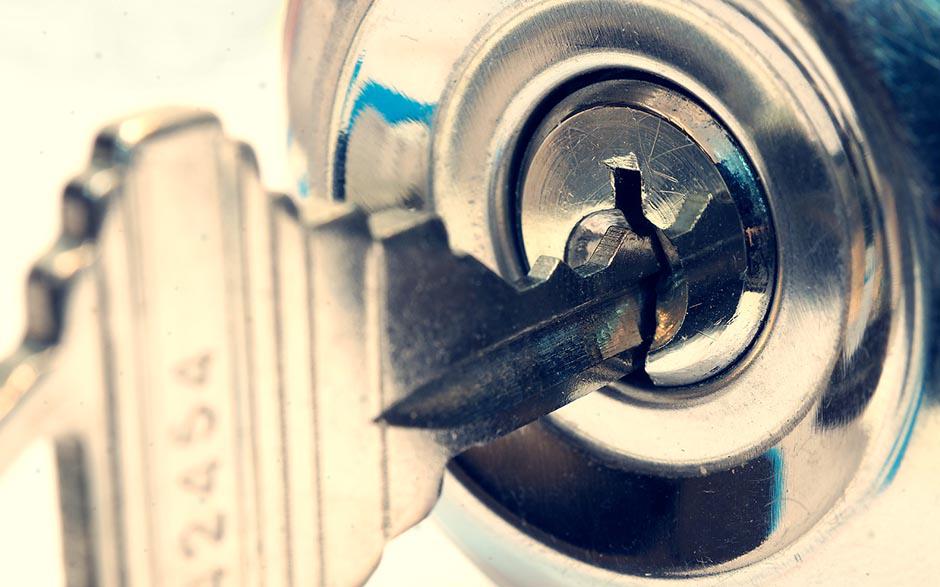 ouvrir une porte de voiture Villecresnes